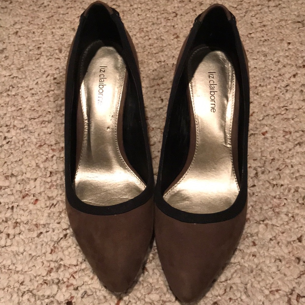 Brown suede pumps size 7 great condition